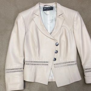 Women’s short leather jacket